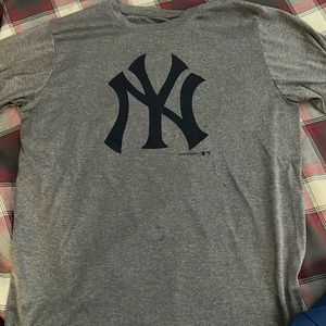 Gray and Navy Yankees T shirt (YXL)